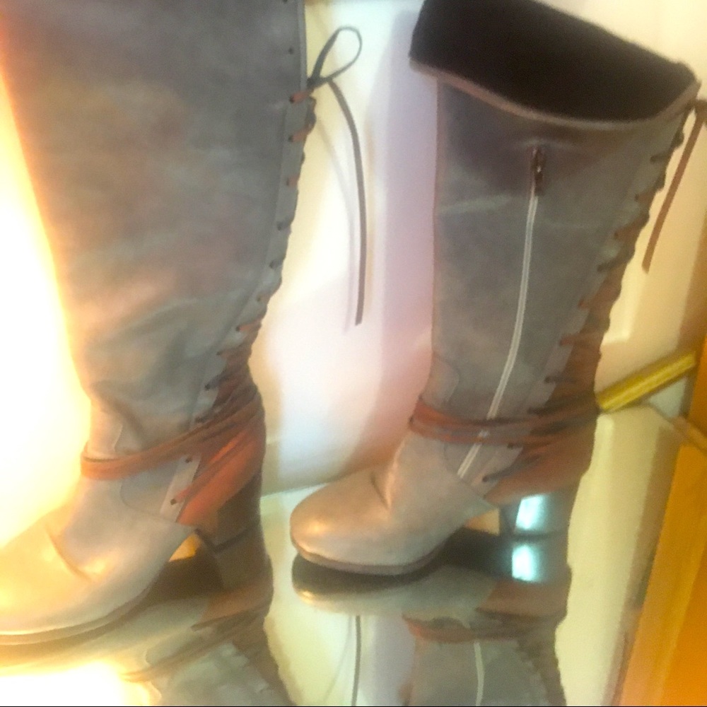 Knee High Lace Up Boots!